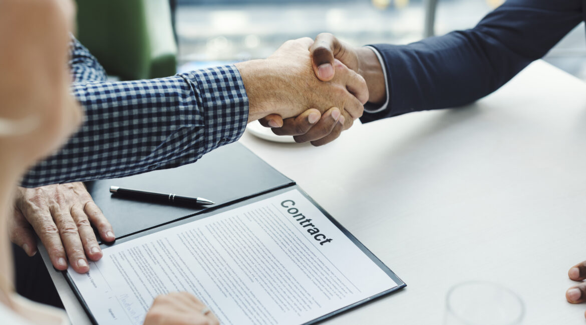 aperto de mãos para fechar contrato