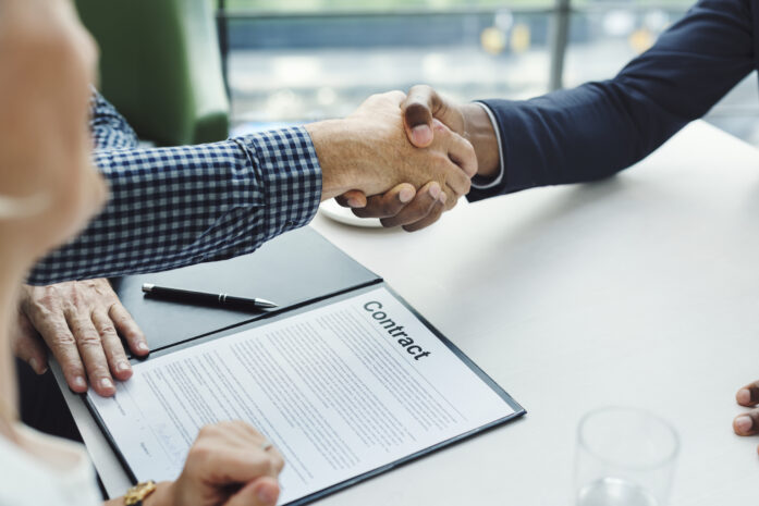 aperto de mãos para fechar contrato