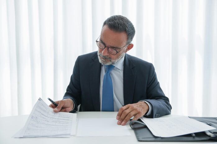 empresário estudando proteção trabalhista para empresas